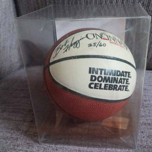 AUTOGRAPHED  BOB HUGGINS  CINCINNATI  FOTOBALL MINI BASKETBALL '96-'97 Season